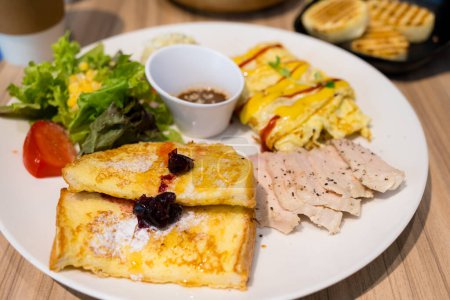 Téléchargez les photos : Petit déjeuner toute la journée avec pain grillé et filet de poulet - en image libre de droit