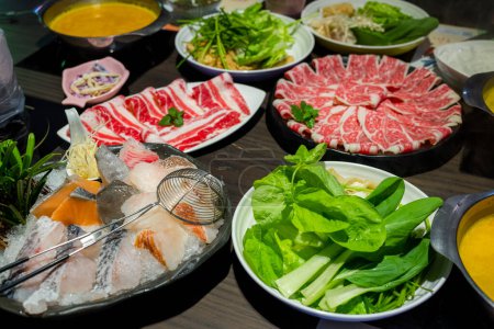 Foto de Rebanada de carne de res y verduras para la olla caliente en el restaurante - Imagen libre de derechos