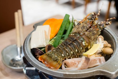 Téléchargez les photos : Hotpot aux fruits de mer avec homard et calmar au restaurant - en image libre de droit