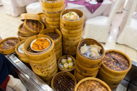 Téléchargez les photos : Dim sum sur le chariot dans le restaurant chinois - en image libre de droit