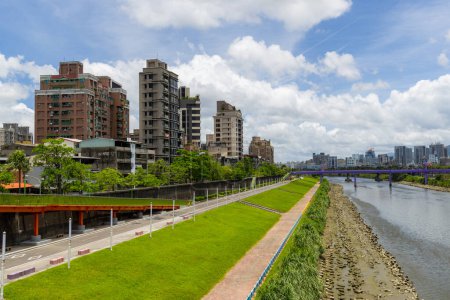 Téléchargez les photos : Taipei, Taiwan - 25 juillet 2023 : Taipei ville au bord de la rivière - en image libre de droit