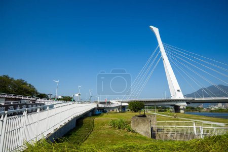 Foto de Taipei, Taiwán - 07 de diciembre de 2023: Puente blanco cruza la ciudad de Taipei - Imagen libre de derechos