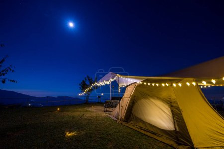 Téléchargez les photos : Tente de camping en plein air avec bâche ou moustiquaire sur montagne - en image libre de droit