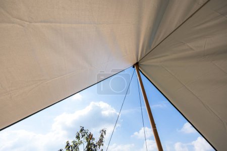 Téléchargez les photos : Tente de camping avec le ciel bleu - en image libre de droit