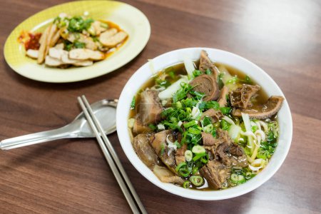 Téléchargez les photos : Soupe de nouilles de bœuf braisé au restaurant - en image libre de droit