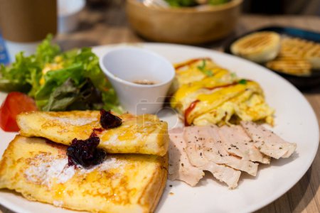Téléchargez les photos : Petit déjeuner toute la journée avec pain grillé et filet de poulet - en image libre de droit