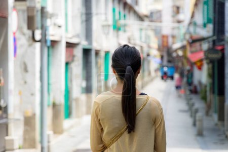 Foto de Mujer viajera visita Macao en la calle de la ciudad - Imagen libre de derechos