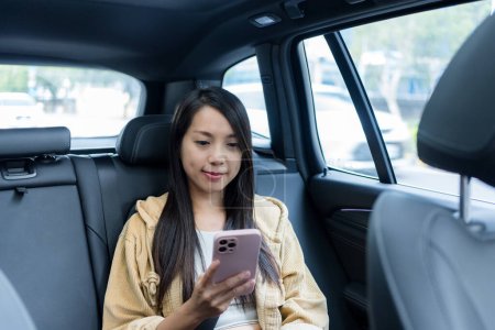 Téléchargez les photos : Femme utiliser un téléphone portable à l'intérieur de la voiture - en image libre de droit