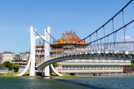 Téléchargez les photos : Taoyuan, Taiwan - 07 août 2023 : Temple Nantien Longtan et pont suspendu à Taiwan - en image libre de droit