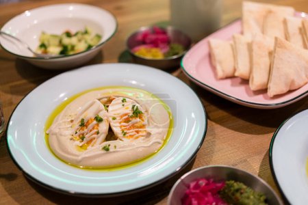 Téléchargez les photos : Hummus avec oeuf cuisine israélienne - en image libre de droit