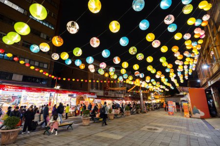 Foto de Taipei, Taiwán - 26 de enero de 2024: Mercado tradicional de año nuevo lunar en la calle Dihua en la ciudad de Taipei - Imagen libre de derechos