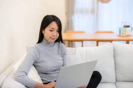 Téléchargez les photos : Travail de femme sur ordinateur portable à la maison - en image libre de droit