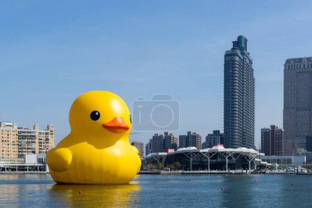Foto de Taiwán - 01 de febrero de 2024: Pato amarillo en la bahía de Kaohsiung en Taiwán - Imagen libre de derechos