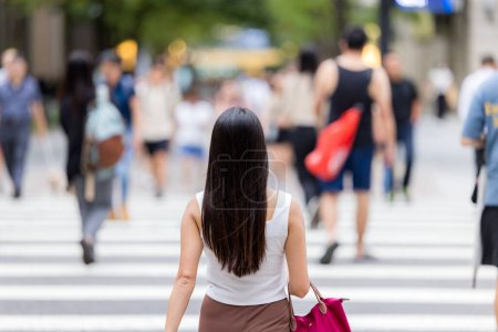 Téléchargez les photos : Promenade des femmes dans la ville de Taipei - en image libre de droit