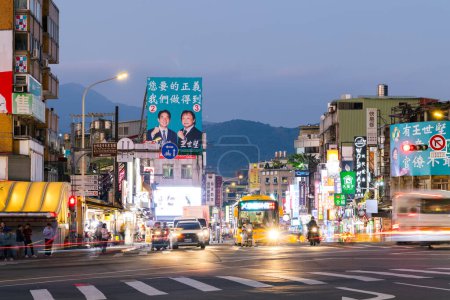 Foto de Taipei, Taiwán - 11 de enero de 2024: Taipei city street at night - Imagen libre de derechos