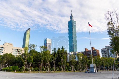 Foto de Taipei, Taiwán - 18 de enero de 2024: Taipei city skyline in Xinyi district - Imagen libre de derechos