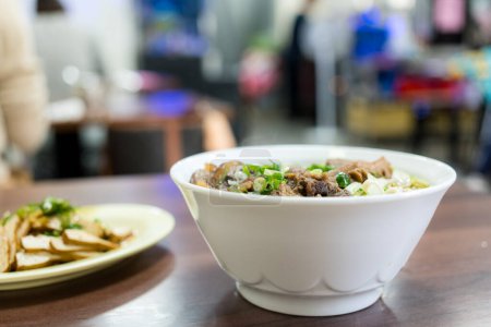 Téléchargez les photos : Soupe de nouilles de bœuf braisé au restaurant - en image libre de droit