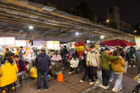 Foto de Taipei, Taiwán - 26 de enero de 2024: Ningxia street market en la ciudad de Taipei por la noche - Imagen libre de derechos