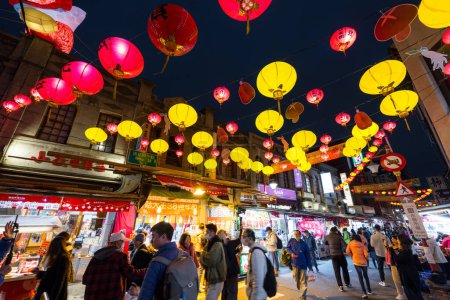Foto de Taipei, Taiwán - 26 de enero de 2024: Mercado tradicional de año nuevo lunar en la calle Dihua en la ciudad de Taipei - Imagen libre de derechos