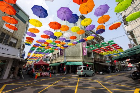 Téléchargez les photos : Taiwan - 02 Février 2024 : Parapluies colorés suspendus dans la rue commerçante Hou Yi à Kaohsiung de Taiwan - en image libre de droit