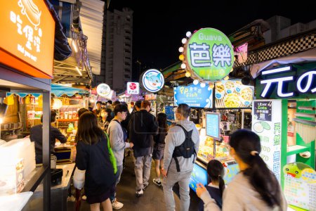 Foto de Kaohsiung, Taiwán - 01 de febrero de 2024: Kaohsiung Ruifeng Night Market en Taiwán - Imagen libre de derechos