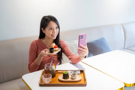 Téléchargez les photos : Femme prendre selfie avec téléphone intelligent dans le café - en image libre de droit