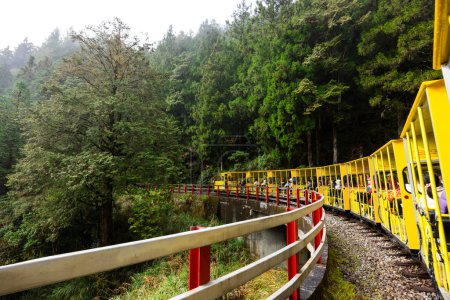 Foto de Yilan, Taiwán - 05 de diciembre de 2023: Tren de Bong Bong de color amarillo en el área de recreación forestal nacional de Taipingshan en Yilan - Imagen libre de derechos