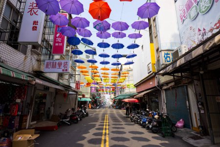 Téléchargez les photos : Taiwan - 02 Février 2024 : Parapluies colorés suspendus dans la rue commerçante Hou Yi à Kaohsiung de Taiwan - en image libre de droit