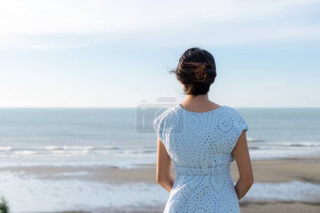 Téléchargez les photos : Femme profiter de la vue sur la mer - en image libre de droit