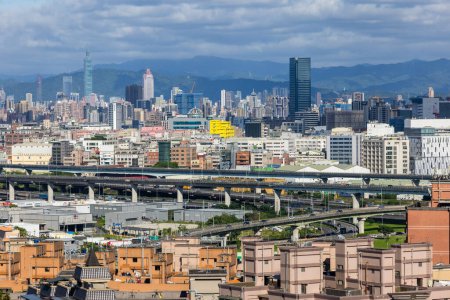 Foto de Taipei, Taiwán - 02 de mayo de 2023: City skyline in Taipei city - Imagen libre de derechos