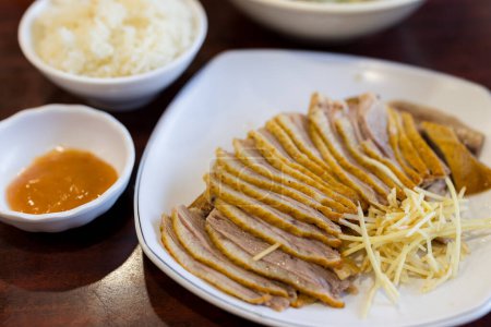 Téléchargez les photos : Tranches de nourriture asiatique de plat de viande d'oie au restaurant - en image libre de droit