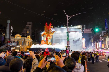 Foto de Taipei, Taiwán - 26 de febrero de 2024: Taipei city in ximending with Taipei Lantern Festival - Imagen libre de derechos