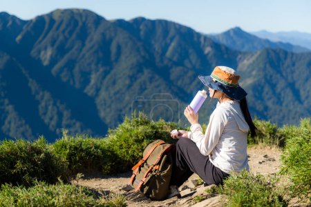 Téléchargez les photos : Femme de randonnée assis au sommet de la montagne - en image libre de droit