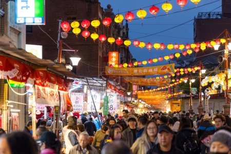Foto de Taipei, Taiwán - 26 de enero de 2024: Mercado callejero tradicional de año nuevo lunar en la calle Dihua en la ciudad de Taipei por la noche - Imagen libre de derechos