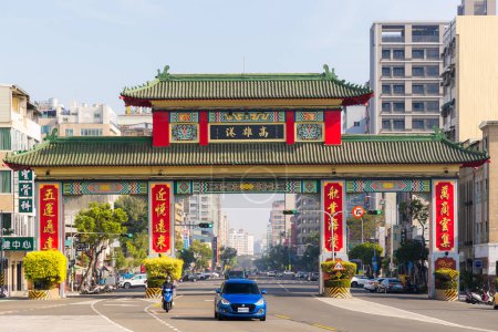Téléchargez les photos : Kaohsiung, Taiwan - 02 février 2024 : Rue de la ville de Kaohsiung avec la plaque de la baie de Kaohsiung - en image libre de droit