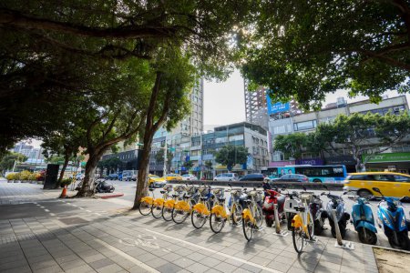 Foto de Taipei, Taiwán - 02 de enero de 2024: Estación de bicicletas compartidas en la ciudad de Taipei - Imagen libre de derechos