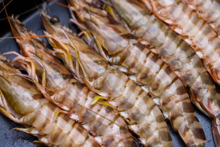 Téléchargez les photos : Crevettes fraîches préparées pour la cuisson - en image libre de droit