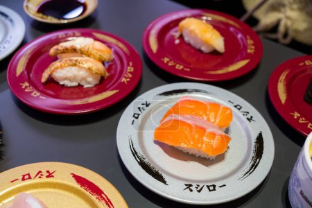 Foto de Taiwán - 15 de diciembre de 2023: Platos de Sushi en el restaurante japonés Sushiro - Imagen libre de derechos