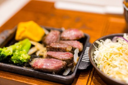Téléchargez les photos : Boeuf grillé avec bol de riz au restaurant - en image libre de droit