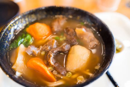 Téléchargez les photos : Bol de soupe de ragoût de bœuf délicieux - en image libre de droit