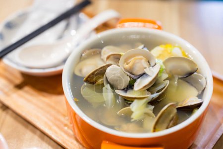 Téléchargez les photos : Bol de fruits de mer avec palourdes et légumes au restaurant - en image libre de droit