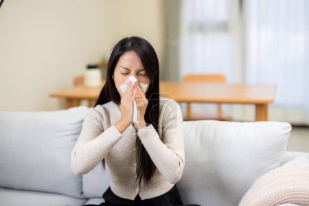 Téléchargez les photos : Grippe féminine et éternuements à la maison - en image libre de droit