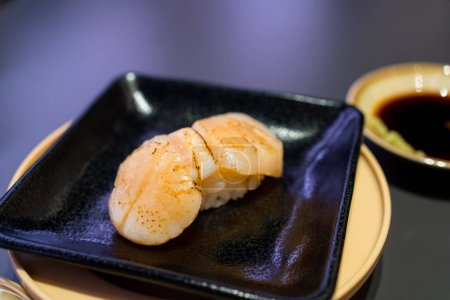 Téléchargez les photos : Scallop sushi sur la plaque de sushi - en image libre de droit