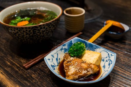 Foto de Soba japonesa con salsa de soja pescado en restaurante japonés - Imagen libre de derechos