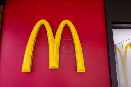 Foto de Taiwán - 02 de enero de 2024: logotipo de McDonald 's fuera del edificio - Imagen libre de derechos