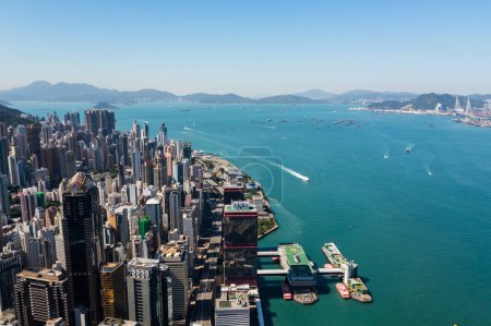 Téléchargez les photos : Hong Kong - 10 novembre 2021 : Un drone survole la ville de Hong Kong - en image libre de droit
