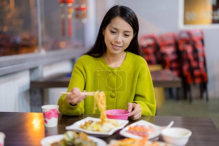 Foto de Mujer comer con fideos en el restaurante local de mariscos taiwaneses - Imagen libre de derechos