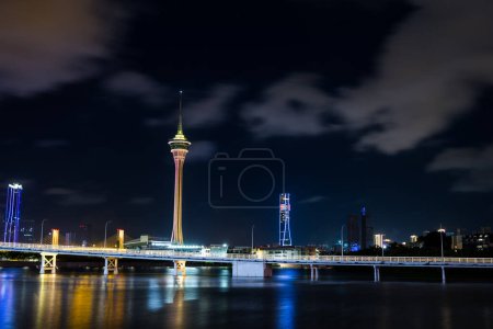 Foto de Macao - 28 de junio de 2023: Torre de Macao en la ciudad por la noche - Imagen libre de derechos