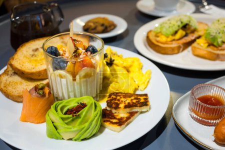 Téléchargez les photos : Avocat tranché avec toast du petit déjeuner toute la journée - en image libre de droit