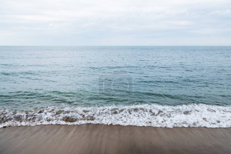 Téléchargez les photos : Ondulation de la mer sur la plage - en image libre de droit